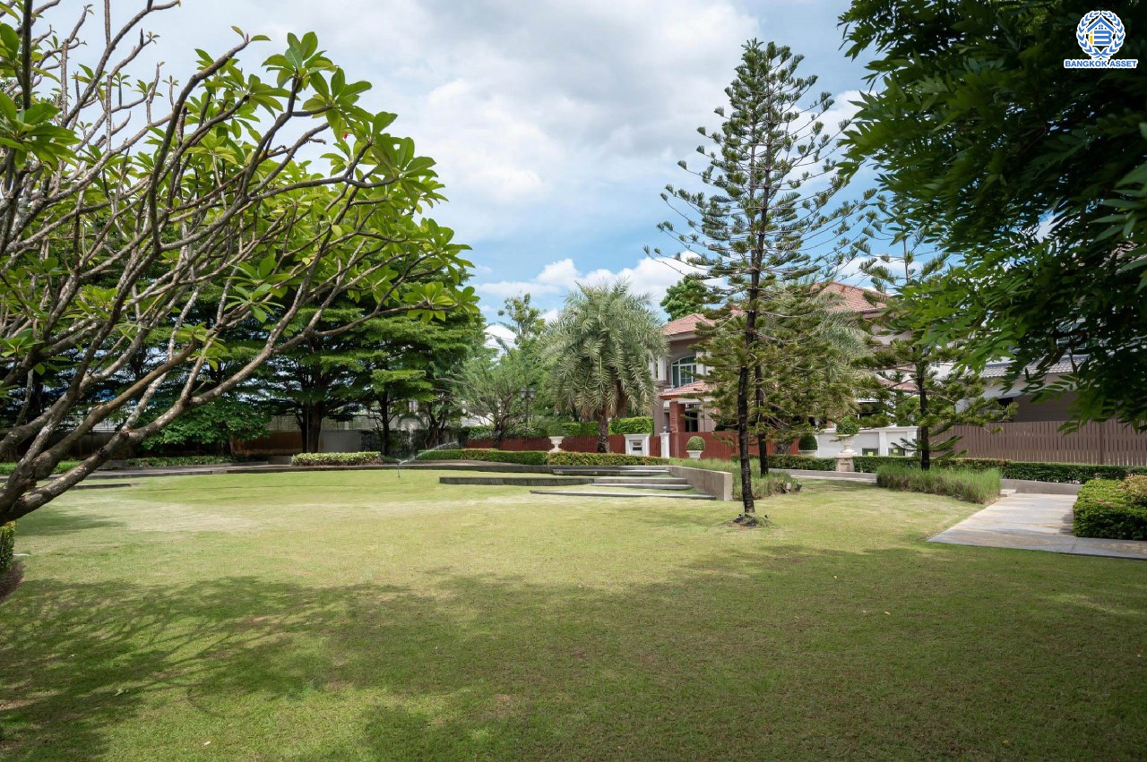 คฤหาสน์สุดหรู ดีไซน์สุด Luxury ติดถนนบรมราชชนนี โครงการ เดอะแกรนด์ ปิ่นเกล้า หลังมุม บนเนื้อที่ถึง 111.6 ตร.ว. ฟังก์ชัน 4 ห้องนอน 5 ห้องน้ำ 1 ห้องแม่บ้าน จอดรถได้ 2 คัน พร้อมบรรยากาศ Private บนทำเลเชื่อมต่อหลายเส้นทาง อาทิถนนบรมราชชนนี, ถนนพุทธมณฑลสาย3 ใกล้เซ็นทรัล ปิ่นเกล้า, ม.มหิดล และทางคู่ขนานลอยฟ้าบรมราชชนนี...